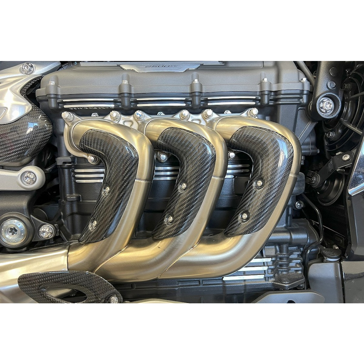 エキゾーストヒートガード ドライカーボン 綾織り/艶あり Rocket III R